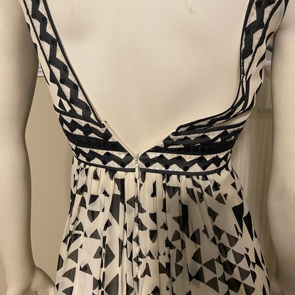 Dress - Picture 4 of 9